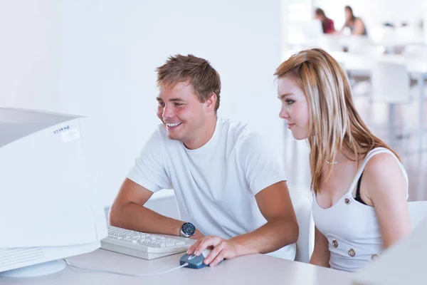 Dois Estudantes Universitários Divertindo Estudando Juntos Usando Computador Uma Biblioteca — Fotografia de Stock