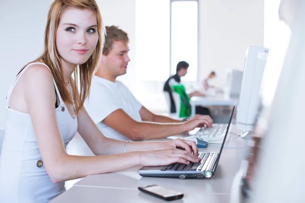 Dois Estudantes Universitários Divertindo Estudando Juntos Usando Computador Uma Biblioteca — Fotografia de Stock