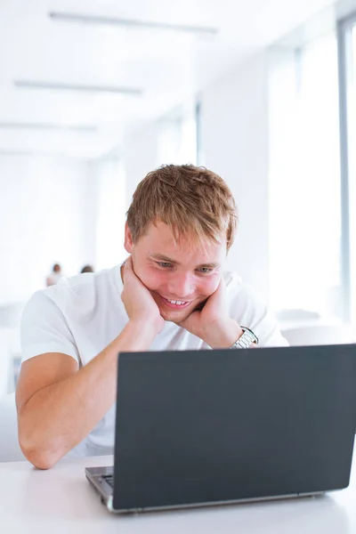 Portrait Jeune Étudiant Très Heureux Travaillant Sur Son Ordinateur Portable — Photo