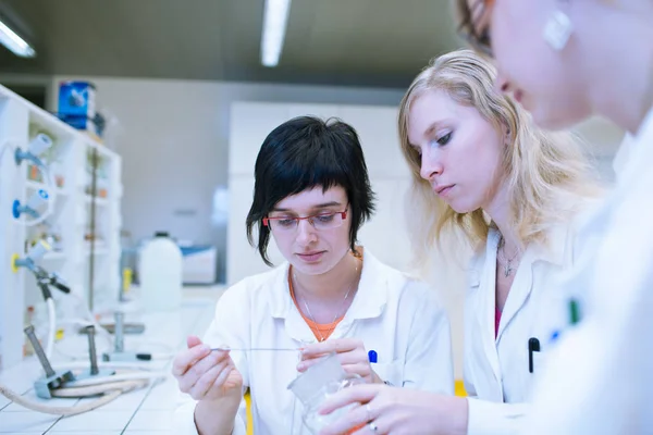 Három Női Kutatók Kémia Hallgatók Végző Kutatás Egy Kémiai Labor — Stock Fotó