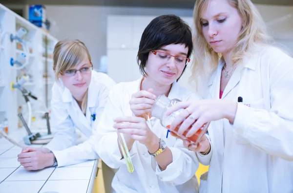 Tres Investigadoras Estudiantes Química Que Investigan Laboratorio Químico Imagen Con — Foto de Stock