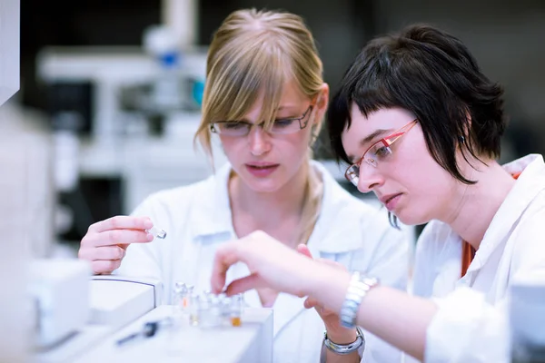 Δύο Γυναίκες Ερευνητές Φοιτήτριες Χημείας Που Πραγματοποιούν Έρευνα Εργαστήριο Χημείας — Φωτογραφία Αρχείου