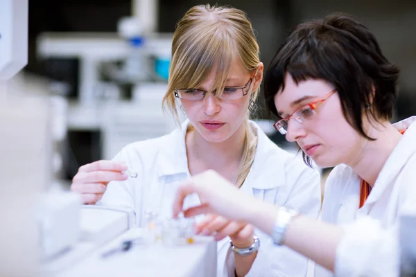 Dvě Výzkumnice Studentky Chemie Provádějící Výzkum Chemické Laboratoři Barevný Tónovaný — Stock fotografie