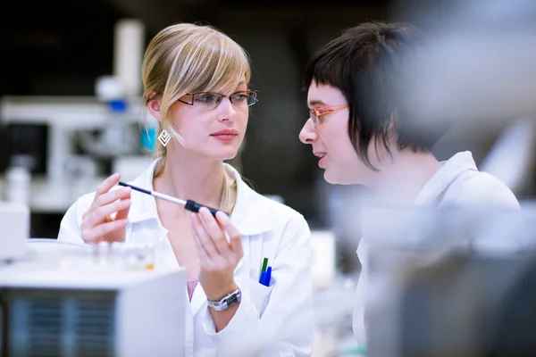 Två Kvinnliga Forskare Kemistudenter Som Forskar Ett Kemilabb Färgtonad Bild — Stockfoto