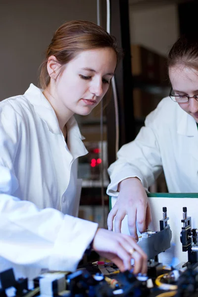 Kvinnlig Forskare Som Forskar Ett Kvantoptiklabb — Stockfoto