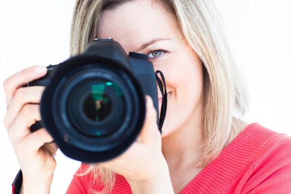 Beyaz Arkaplanda Dijital Kamerası Olan Güzel Bir Kadın Fotoğrafçının Portresi — Stok fotoğraf