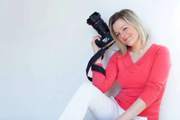 Retrato Uma Fotógrafa Bonita Com Sua Câmera Digital Isolada Fundo — Fotografia de Stock