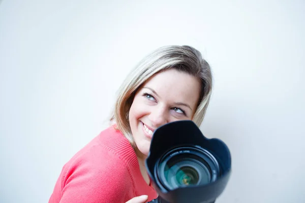Портрет Красивой Женщины Фотографа Цифровой Камерой Изолирован Белом Фоне Цветное — стоковое фото
