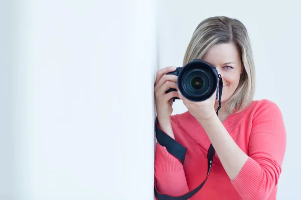 Portret Pięknej Fotografki Cyfrowym Aparatem Odizolowanym Białym Tle Kolorowy Obraz — Zdjęcie stockowe