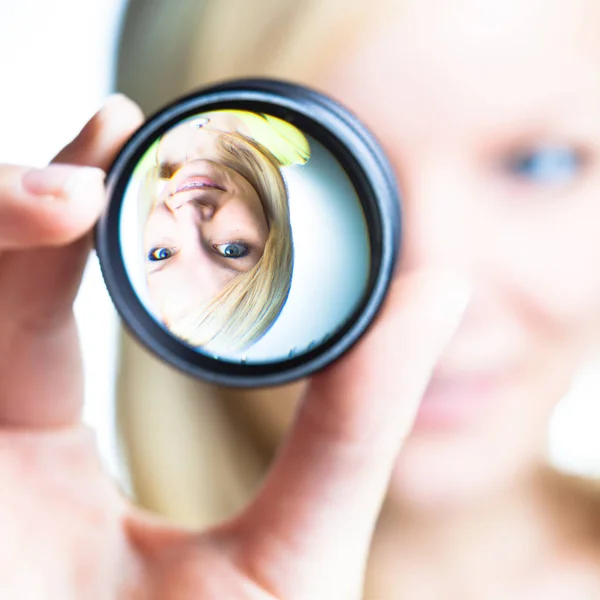 Optics Concept Pretty Young Woman Showing Principle Imaging Lens Focus — Stok fotoğraf