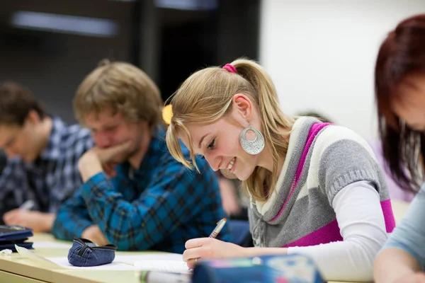 Studentka Siedząca Klasie Płytki Dof — Zdjęcie stockowe