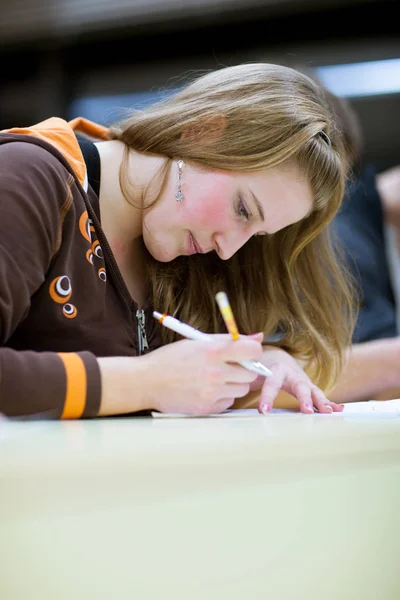 Guapa Estudiante Universitario Que Sienta Aula Llena Estudiantes Durante Clase — Foto de Stock