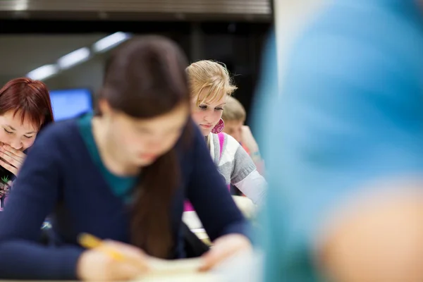 Grazioso Studentessa Universitaria Seduta Una Classe Piena Studenti Durante Classe — Foto Stock