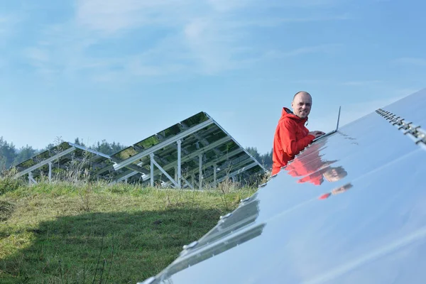 Инженер Бизнесмен Помощью Ноутбука Солнечных Панелях Электростанции Экологическое Энергетическое Поле — стоковое фото