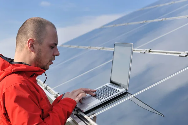 Business Man Engineer Using Laptop Solar Panels Plant Eco Energy — Stock Photo, Image