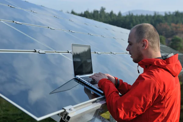 Business Man Engineer Using Laptop Solar Panels Plant Eco Energy — Stock Photo, Image