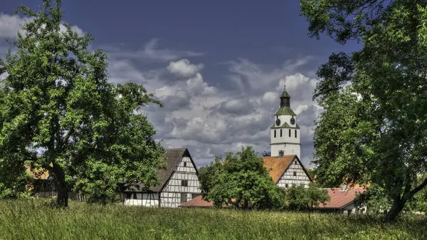 Naturskön Utsikt Över Atmosfäriskt Bylandskap — Stockfoto