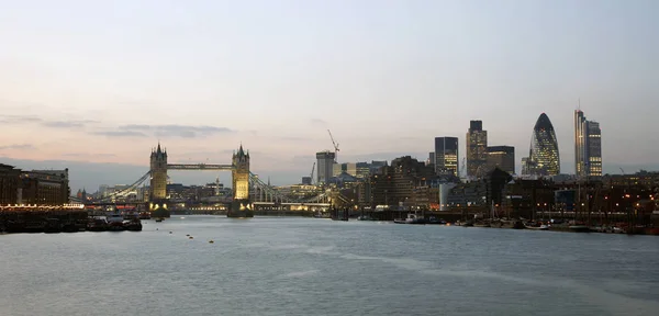 Tower Bridge Vom Südufer Aus Gesehen Der Abenddämmerung — Stockfoto