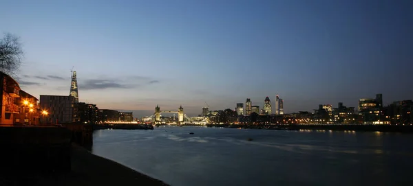 Tower Bridge Sett Utifrån South Bank Vid Skymningen — Stockfoto