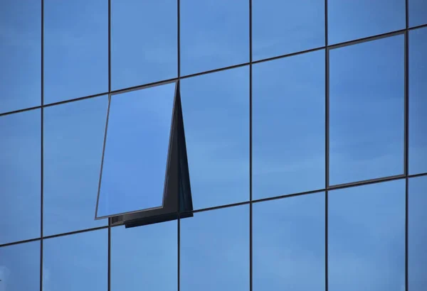Gökyüzünde Yansıması Olan Modern Ofis Binası — Stok fotoğraf