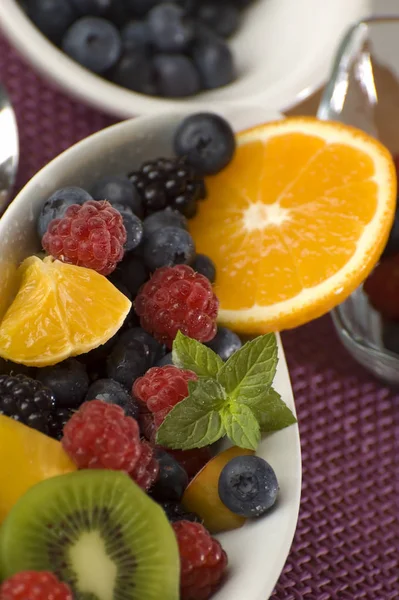Fruitsalade Met Gemengde Vruchten Close — Stockfoto
