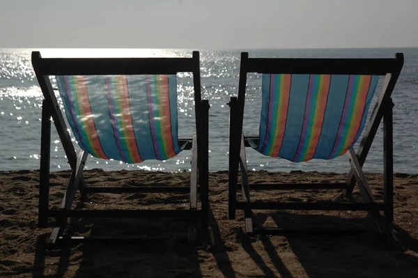 Två Stolar Stranden — Stockfoto