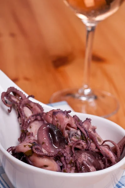 Antipasti Moscardini Ikan Tinta Sebagai Salad Dengan Segelas Anggur — Stok Foto