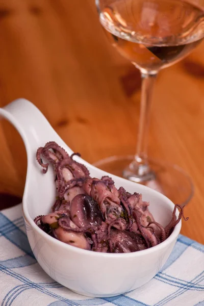 Bir Salata Ahtapot Moscardini Otlar Bir Bardak Şarap — Stok fotoğraf