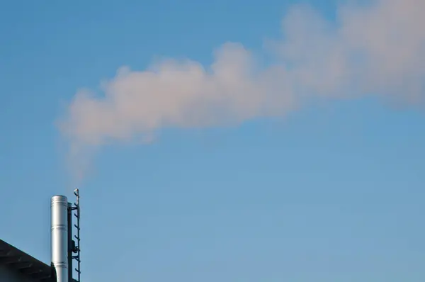 火力発電所の煙突から煙が上がり — ストック写真