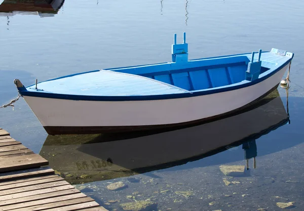 Vieux Bateau Bois Bleu Stationné Sur Quai — Photo