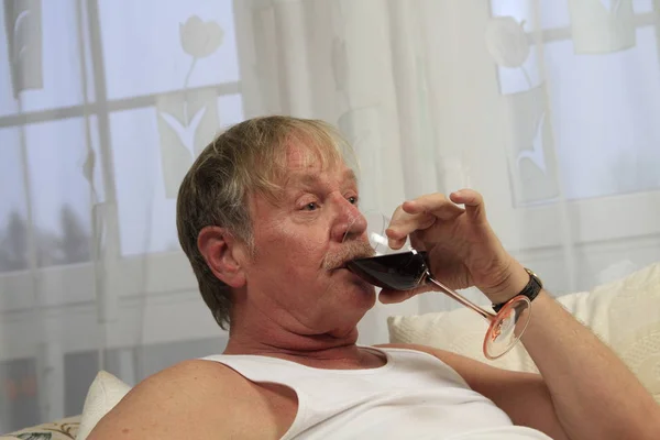 Bestager Bieliźnie Szklanką Czerwonego Wina — Zdjęcie stockowe