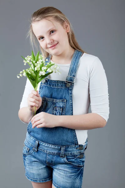 Молодая Счастливая Девушка Цветами Маленькая Девочка Заднем Плане — стоковое фото