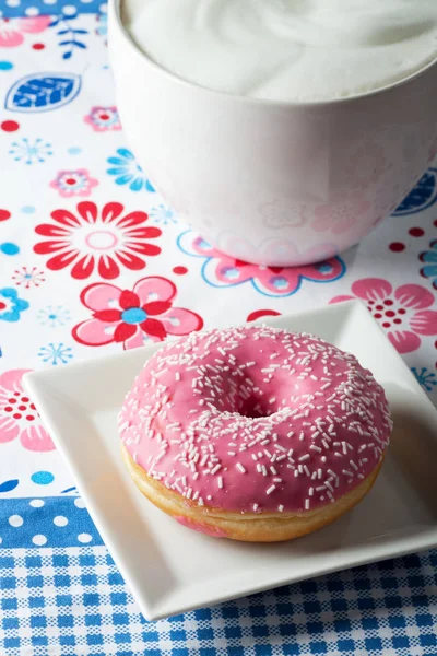 Розовый Пончик Чашку Капучино — стоковое фото