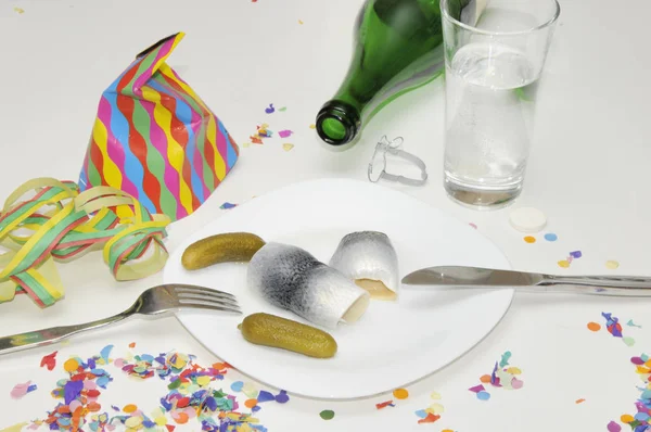 ケーキと銀器でお祝いのテーブルセッティング — ストック写真