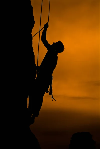 Silhueta Alpinista Com Uma Corda Precipício — Fotografia de Stock