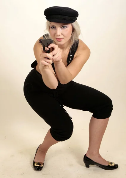 銃を持った女性の肖像画 — ストック写真