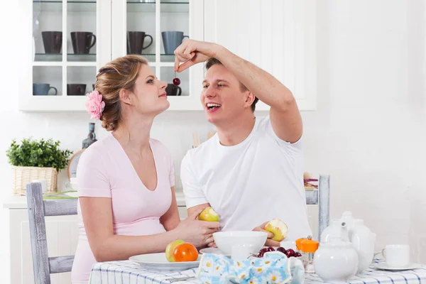 Família Grávida Feliz Com Frutas Frescas Cozinha Casa — Fotografia de Stock