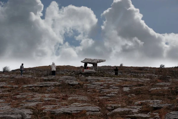 Poulnabrone Dolmen Ilçe Meydanında Turistlerle Dolu Tarihi Bir Portal Mezarı — Stok fotoğraf