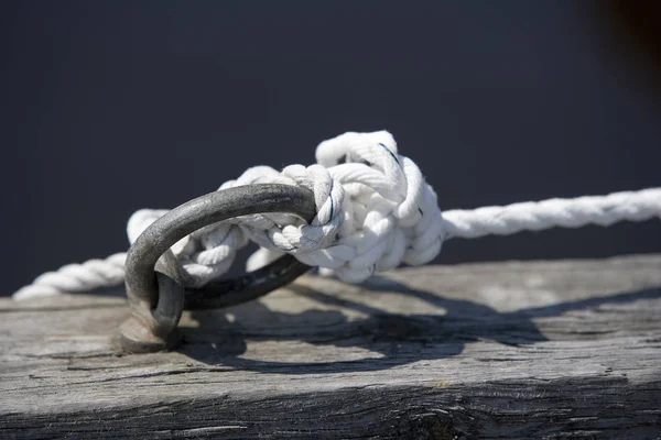 Gefesselter Knoten Auf Einem Abgewetzten Pier — Stockfoto