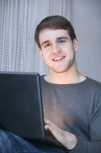 Taille Eines Jungen Mannes Grauem Sweatshirt Mit Laptop Der Die — Stockfoto