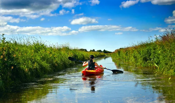 Mujer Joven Una Canoa Por Detrás Pequeño Río —  Fotos de Stock
