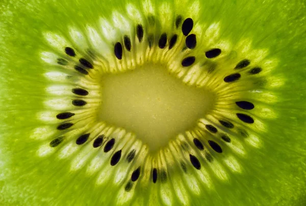 Makro Einer Kiwifrucht Mit Fokus Auf Die Mitte — Stockfoto