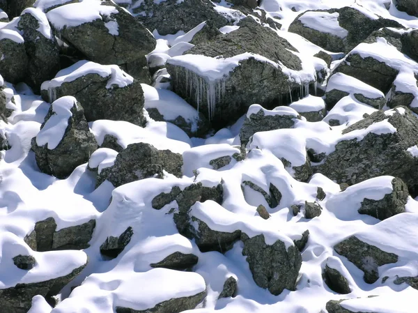 雪の岩とつらら — ストック写真