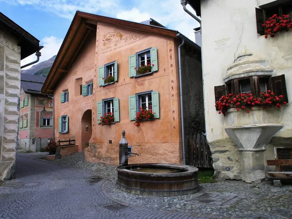 Brunnen Und Häuser Dorf Guarda — Stockfoto