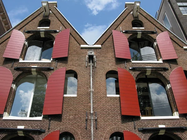 Amsterdam Giebelhaus Con Persianas Ventana —  Fotos de Stock