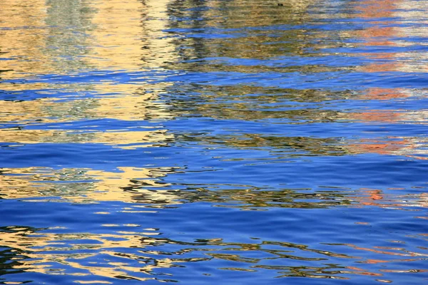 Zlatý Třpytivý Vodní Povrch Večerním Světle — Stock fotografie