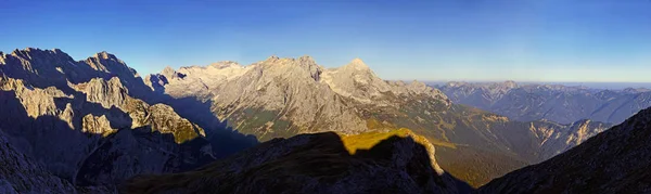 Passeio Montanha Com Uma Casa Xadrez Meilerhuette Partenkirchen Bavaria Alemanha — Fotografia de Stock