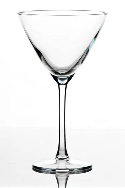 Koktélüveg Elszigetelt Fehér Háttér Tükröződéssel — Stock Fotó
