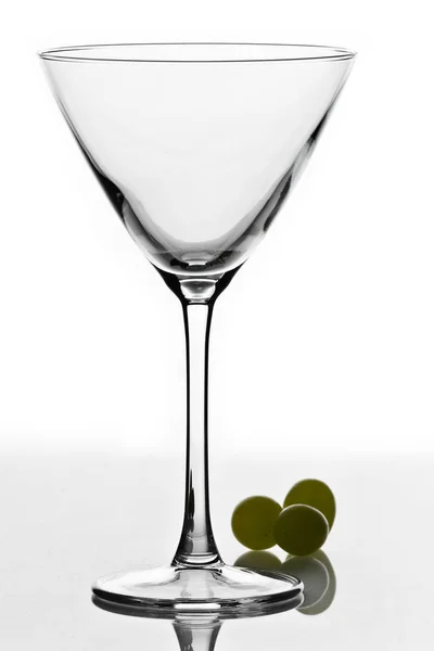 Cocktailglas Isoliert Vor Weißem Hintergrund Mit Grünen Trauben — Stockfoto