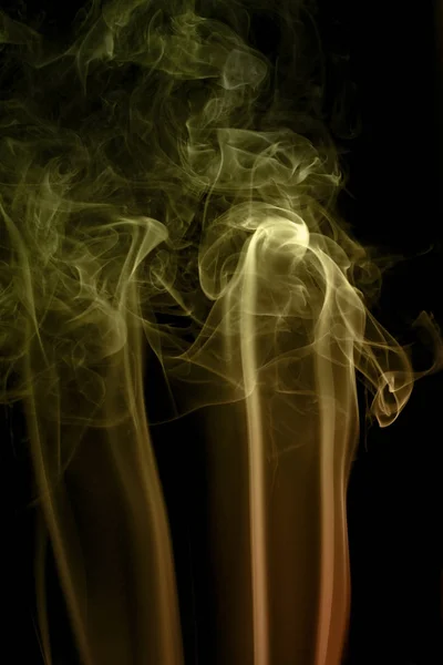 暗い背景の中で多色の煙を示す抽象画です — ストック写真